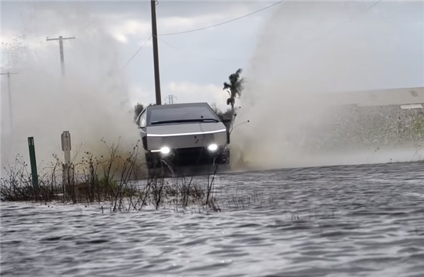 特斯拉Cybertruck暴力实测:水中行驶验证超强涉水能力