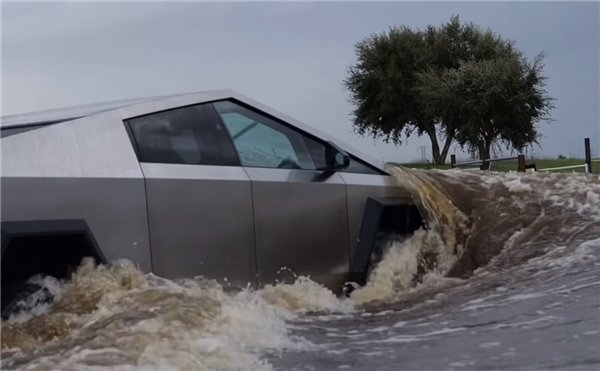 特斯拉Cybertruck暴力实测:水中行驶验证超强涉水能力