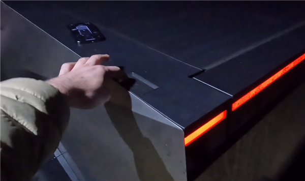 特斯拉Cybertruck暴力实测:水中行驶验证超强涉水能力