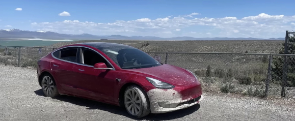 特斯拉FSD系统测试遭事故:车辆冲入积水池塘