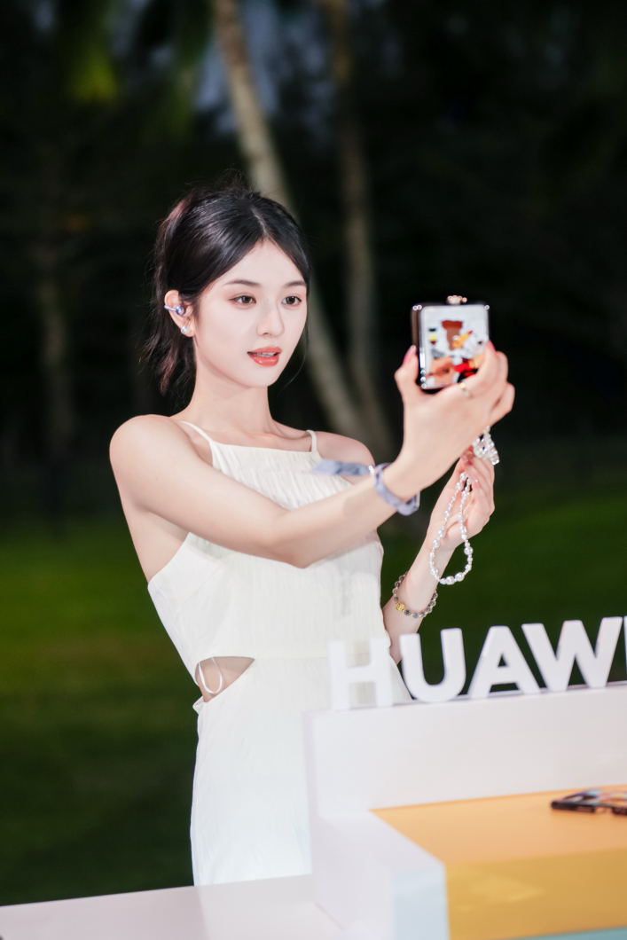 时尚搭档，更是影音伴侣！女神节用华为 FreeClip 耳夹耳机 & 华为 Pocket 2 俘获她的芳心