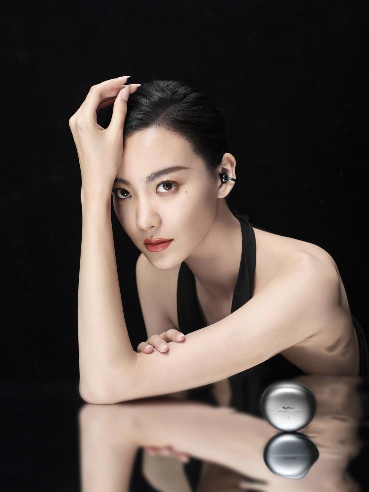 时尚搭档，更是影音伴侣！女神节用华为 FreeClip 耳夹耳机 & 华为 Pocket 2 俘获她的芳心