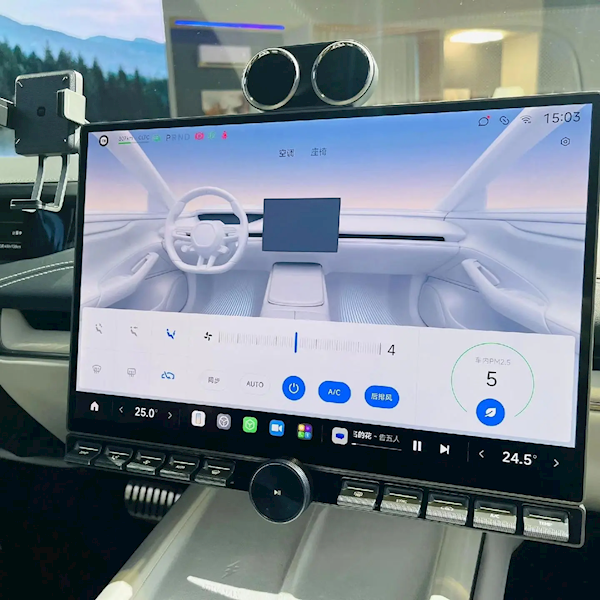 小米汽车内饰细节揭晓:怀挡设计、盲操便捷功能成亮点