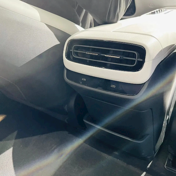 小米汽车内饰细节揭晓:怀挡设计、盲操便捷功能成亮点