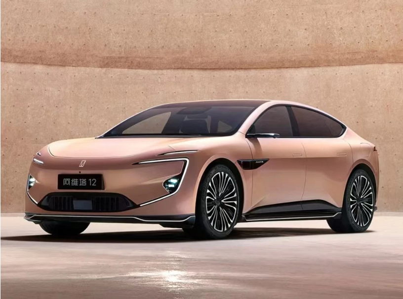 2024款阿维塔12正式上市,价格区间26.58万至37.88万,新添晖金色调