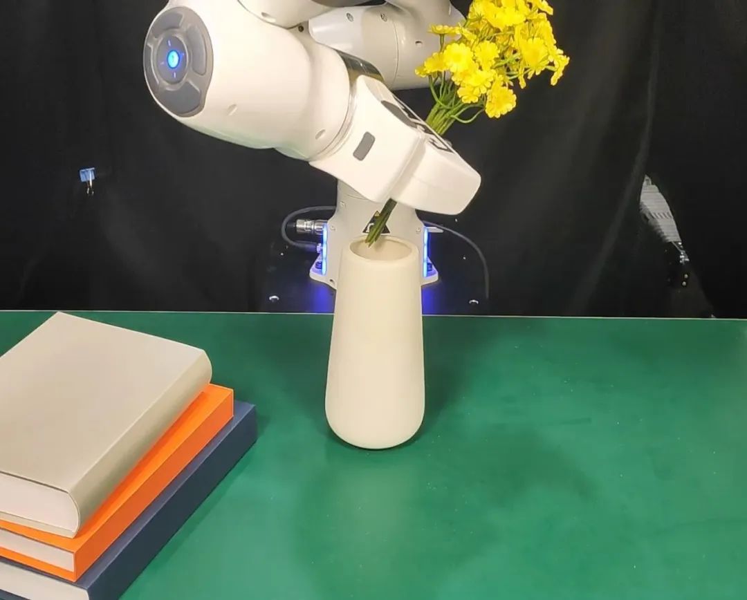 一句指令就能冲咖啡、倒红酒、锤钉子，清华具身智能CoPa「动」手了