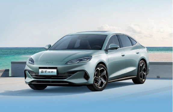 比亚迪海豹 06 DM-i 亮相北京车展,1.5升插混系统引领新潮流