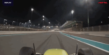 首届AI方程式大赛，8圈开了一个小时