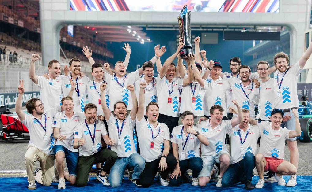 首届AI方程式大赛，8圈开了一个小时