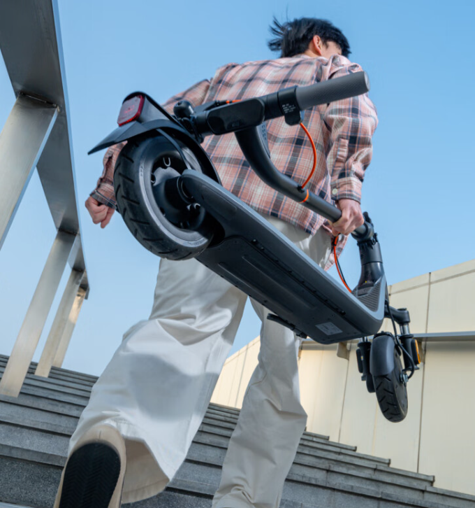 九号电动滑板车 E2 Plus 升级版上市：20KM 续航 + 一键折叠，首发价 1899 元