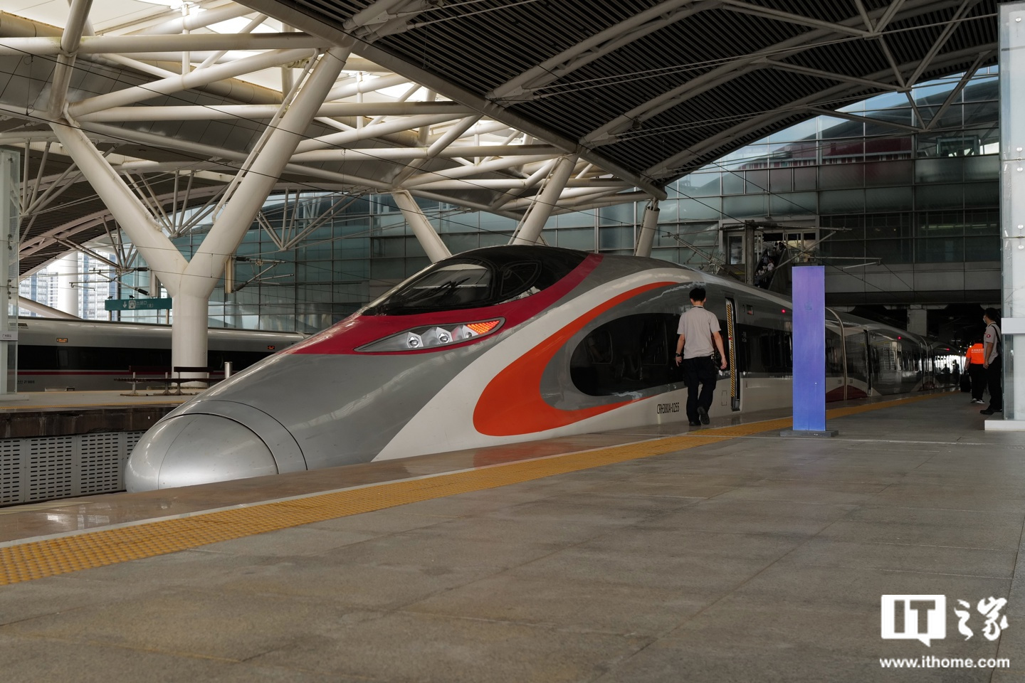 全国铁路迎来五一假期返程客流高峰，今天预计发送旅客 1865 万人次