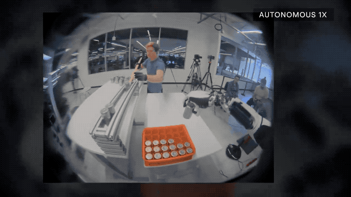 特斯拉机器人进厂打工,马斯克:手的自由度今年将达到22个!