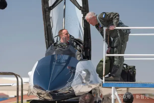 美国空军高调展示首个AI战斗机！部长亲自试驾全程未干预，10万行代码试飞21次