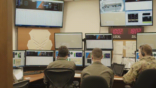 美国空军高调展示首个AI战斗机！部长亲自试驾全程未干预，10万行代码试飞21次