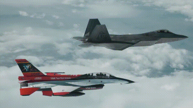 美国空军高调展示首个AI战斗机！部长亲自试驾全程未干预，10万行代码试飞21次