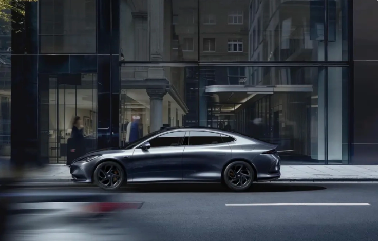 智己L6首搭“灵蜥数字底盘”,极速救车仅需0.3秒