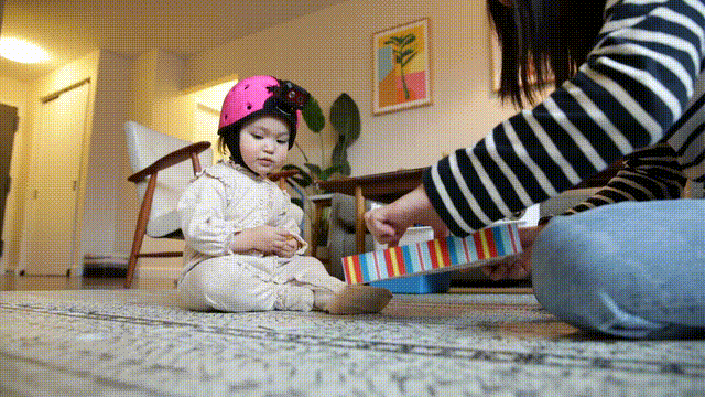 美国教授用2岁女儿训AI模型登Science！人类幼崽头戴相机训练全新AI