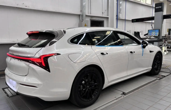 哪吒S猎装版谍照曝光,预计7月正式上市挑战新能源旅行车市场