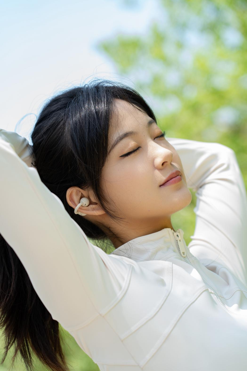 华为 FreeClip 耳夹耳机暖星云发布:低调时尚风范,同时新增音量手势调节功能