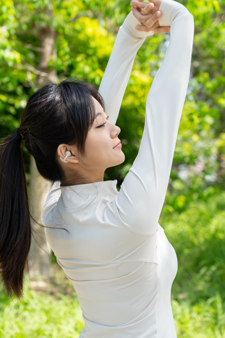 华为 FreeClip 耳夹耳机暖星云发布:低调时尚风范,同时新增音量手势调节功能