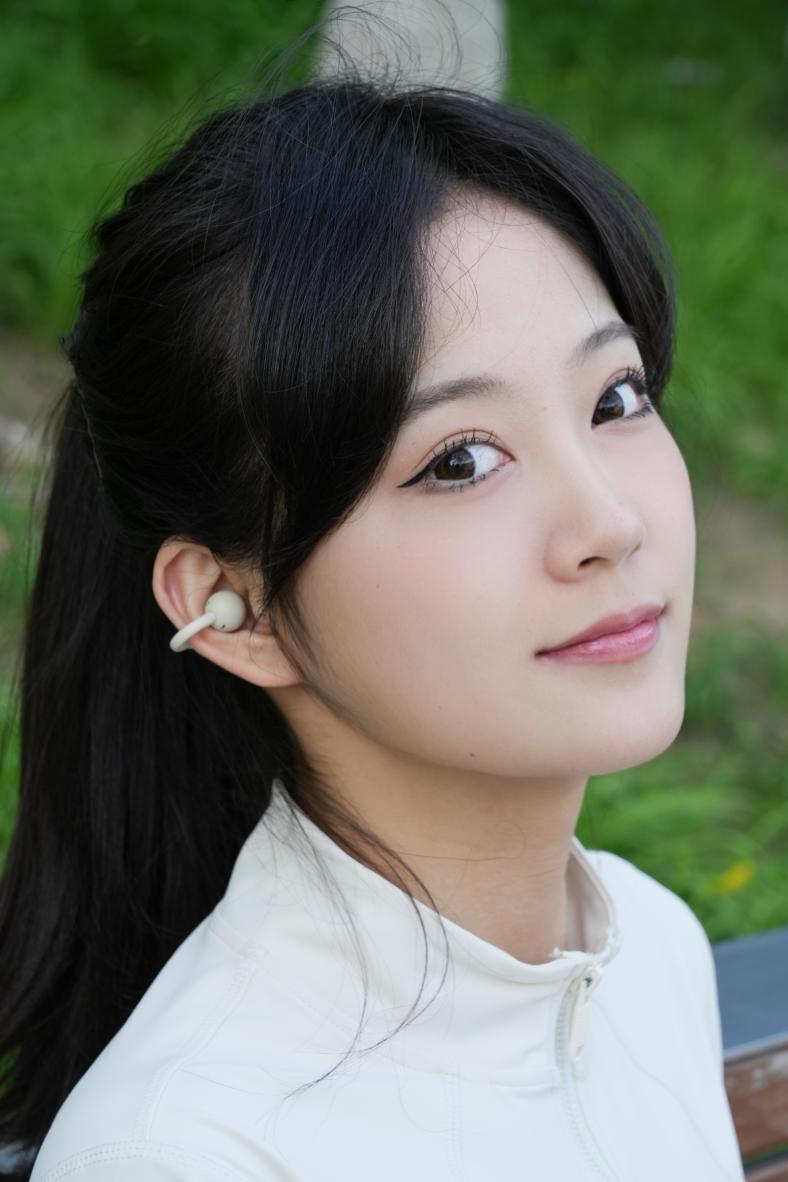 华为 FreeClip 耳夹耳机暖星云发布:低调时尚风范,同时新增音量手势调节功能