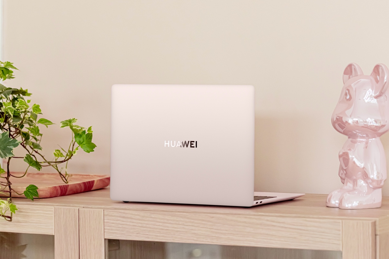 华为粉色笔记本开箱，全新 MateBook X Pro 拂晓粉展现 PC 美学新高度