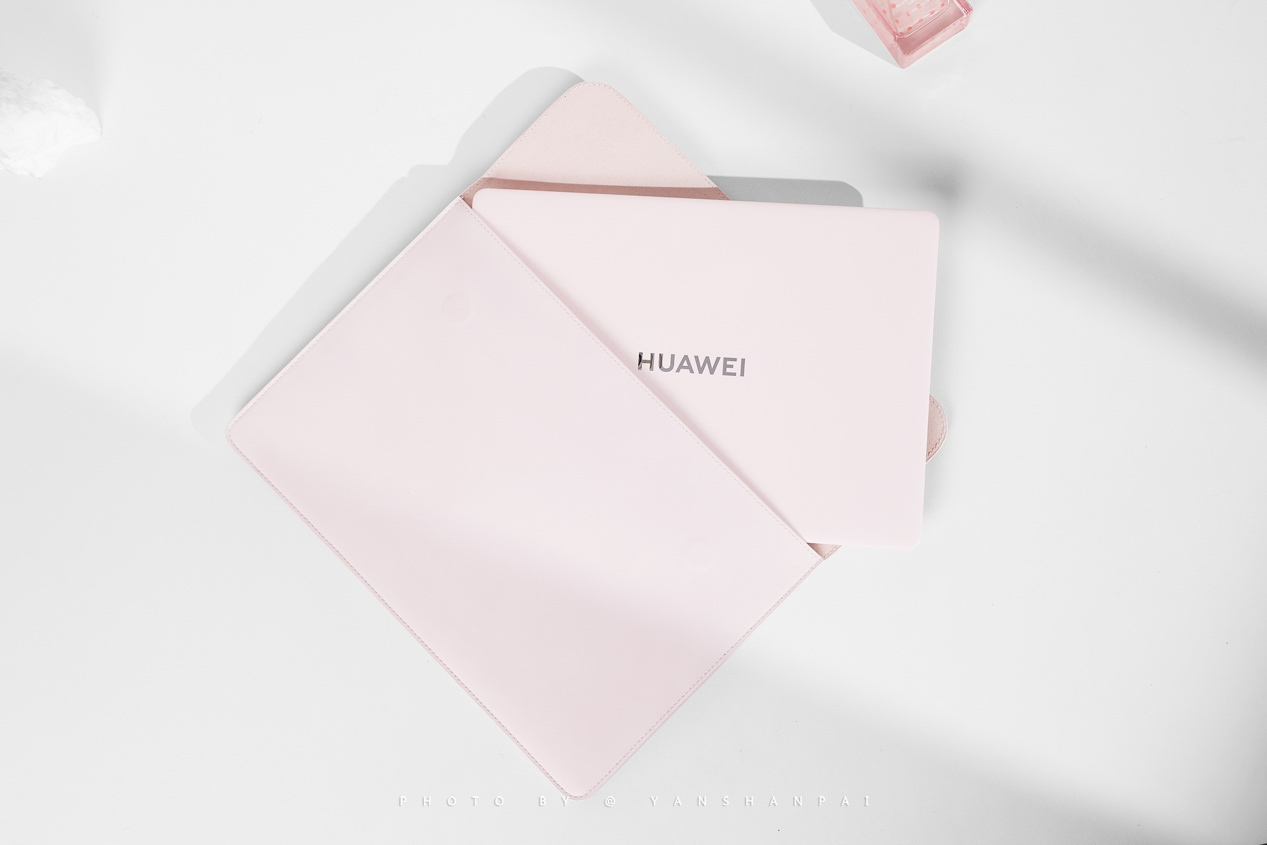 华为粉色笔记本开箱，全新 MateBook X Pro 拂晓粉展现 PC 美学新高度