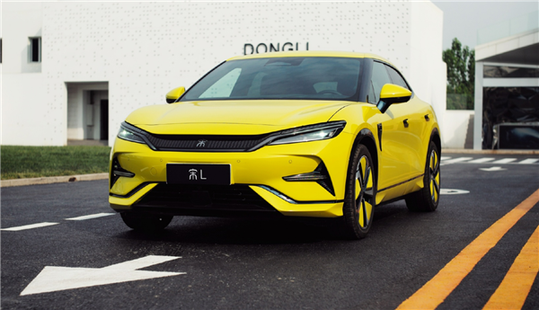 比亚迪宋L大黄蜂版惊艳亮相,明黄涂装吸睛无数
