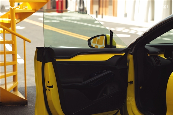 比亚迪宋L大黄蜂版惊艳亮相,明黄涂装吸睛无数