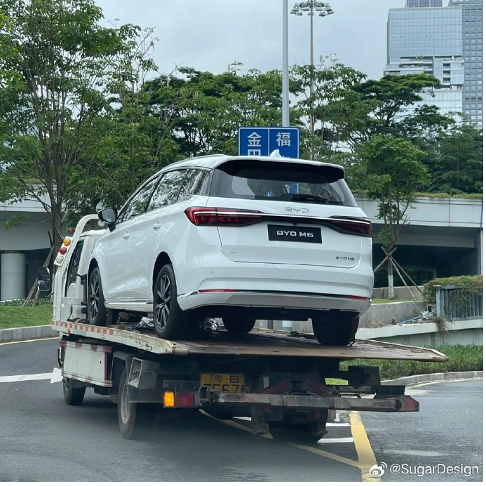 宋MAX换标版?比亚迪M6无伪装谍照曝光