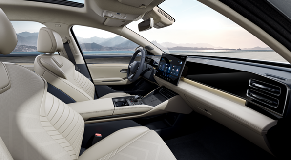 首批比亚迪秦L交付仪式举行,王传福亲自交车给车主