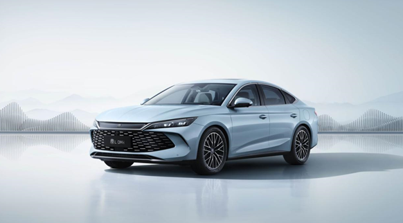 首批比亚迪秦L交付仪式举行,王传福亲自交车给车主