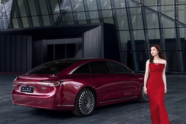 鸿蒙智行旗舰享界S9内饰官图发布：高级黑白配，后排投影依旧吸睛