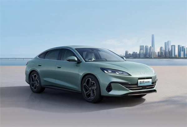 投入千亿！王传福率比亚迪挑战华为：智能化电车拒绝过度营销