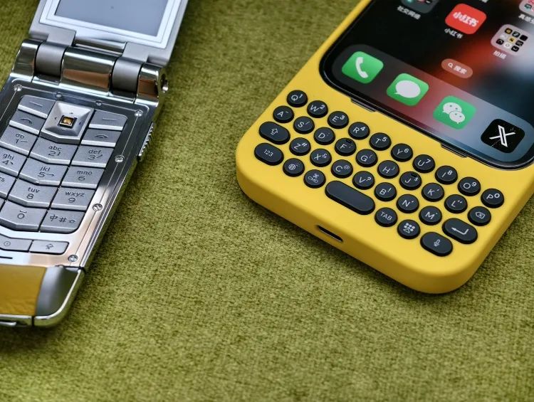 乔布斯好不容易取消的物理键盘,又被这家公司加回来了