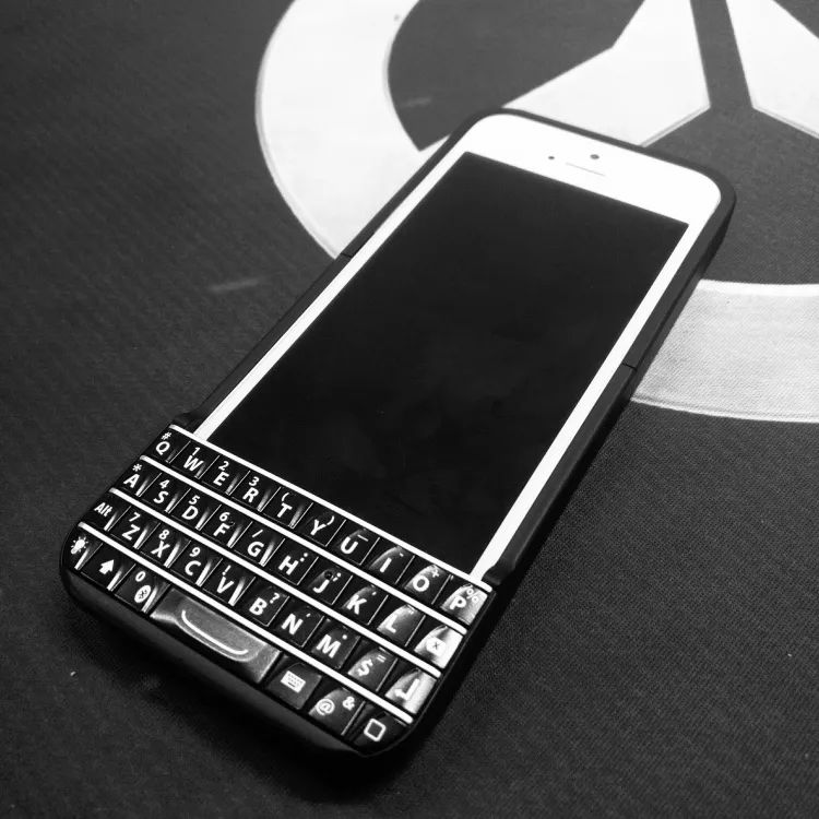 乔布斯好不容易取消的物理键盘,又被这家公司加回来了