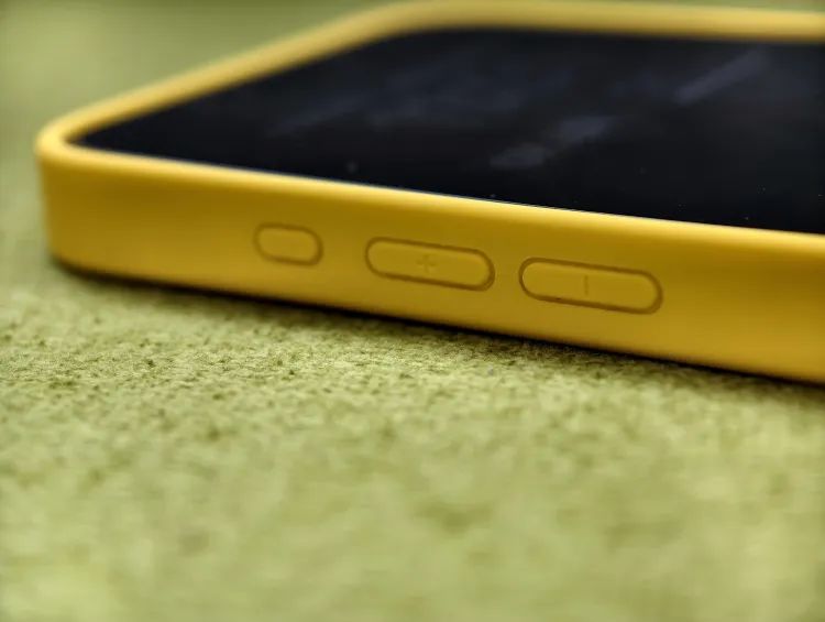 乔布斯好不容易取消的物理键盘,又被这家公司加回来了