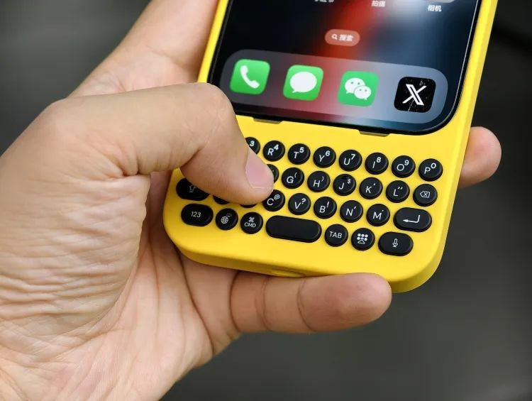 乔布斯好不容易取消的物理键盘,又被这家公司加回来了