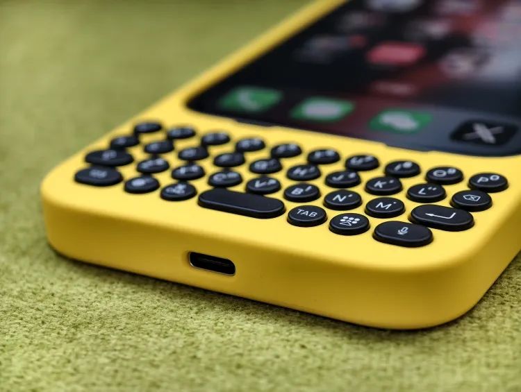 乔布斯好不容易取消的物理键盘,又被这家公司加回来了