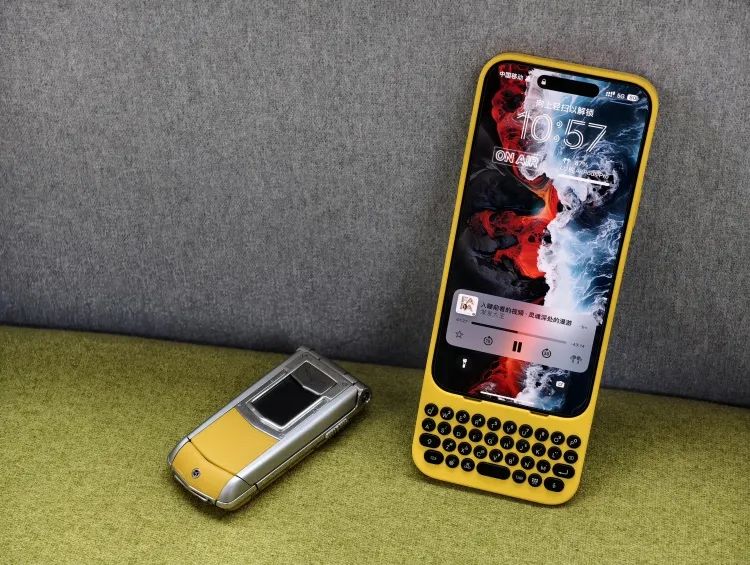 乔布斯好不容易取消的物理键盘,又被这家公司加回来了