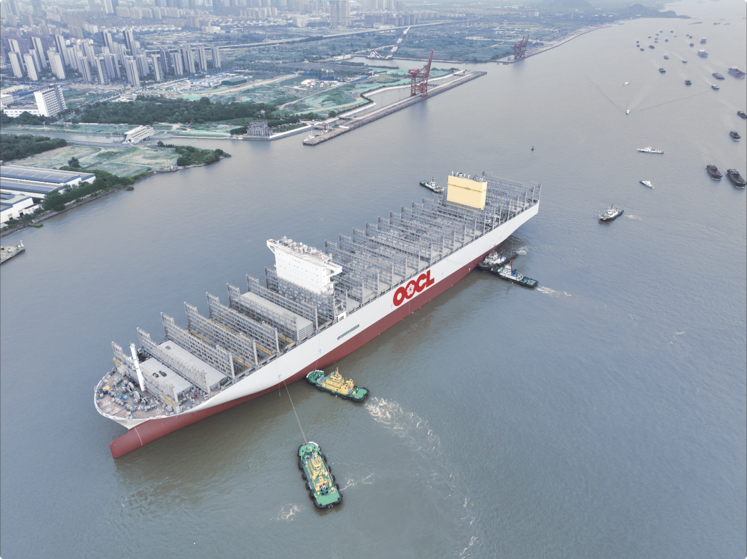 399.99 米长！全球最大集装箱船在江苏南通完成出坞