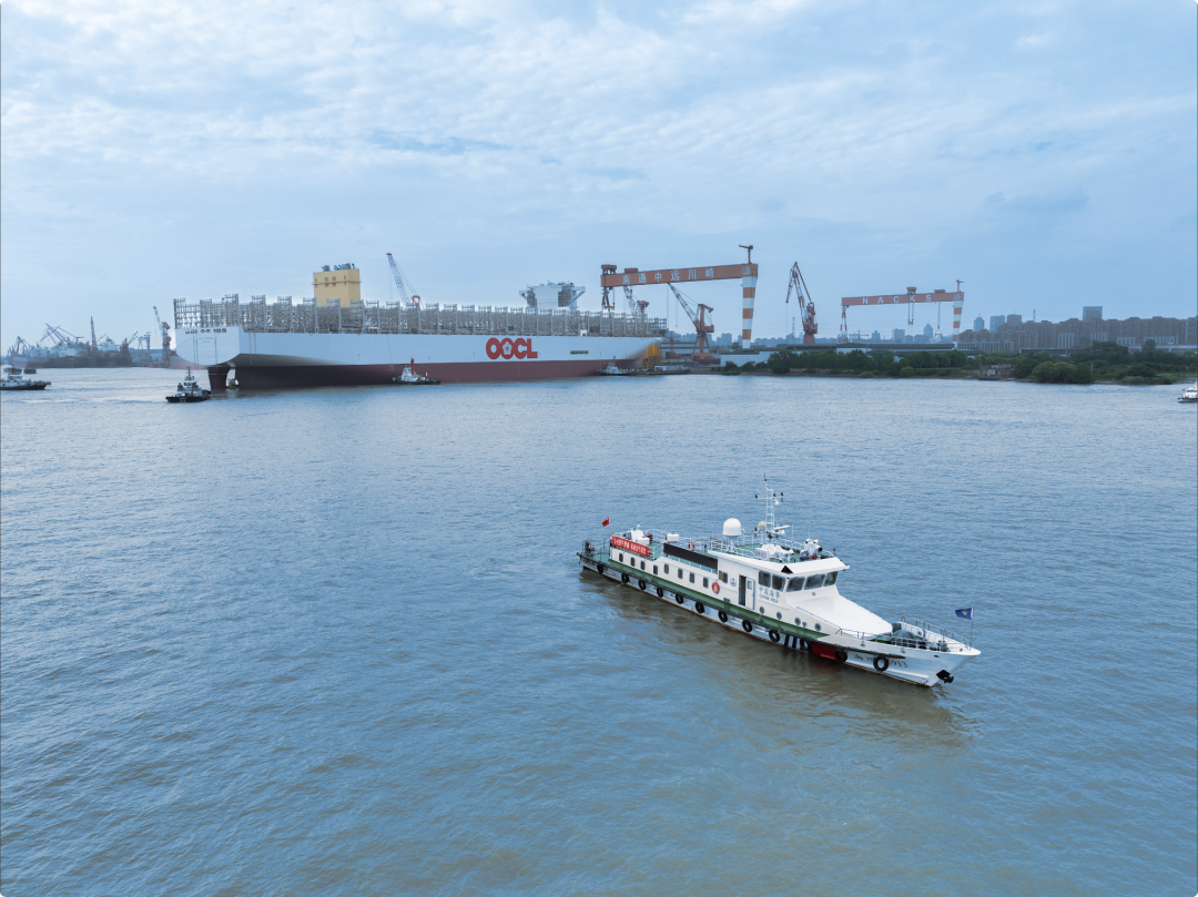 399.99 米长！全球最大集装箱船在江苏南通完成出坞