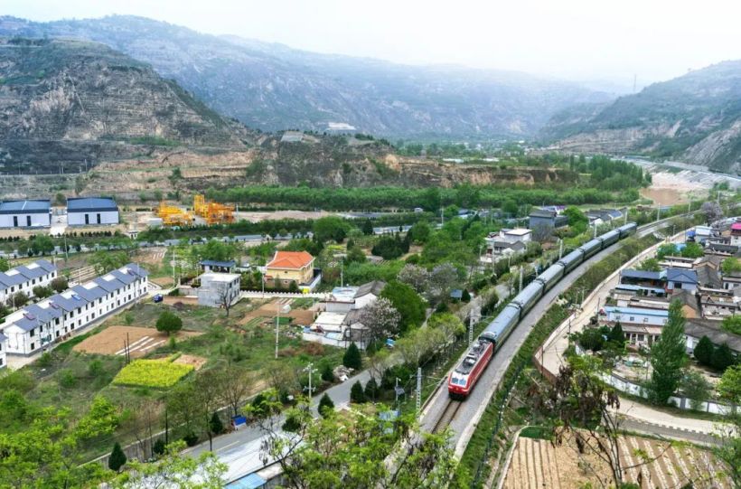 2024 年端午节假期全国铁路预计发送旅客 7400 万人次,日均计划开行旅客列车约 1.15 万列