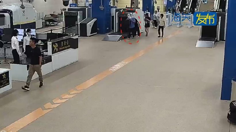 体态僵硬，男子藏 50 台手机入境被海关查获