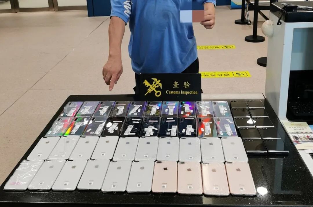 体态僵硬，男子藏 50 台手机入境被海关查获
