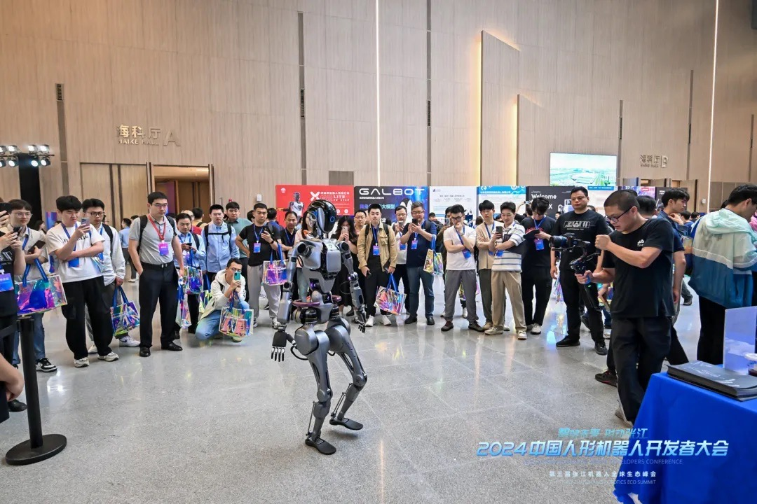院士领衔、百余位专家到场、数十家产业链企业齐聚！2024中国人形机器人开发者大会暨第三届张江机器人全球生态峰会在张江科学会堂举办