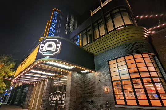 索尼收购美国连锁影院阿拉莫影城，将保留其特色观影餐饮体验