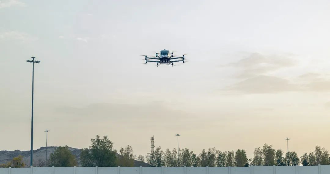 亿航智能 EH216-S 无人驾驶 eVTOL 完成沙特首飞