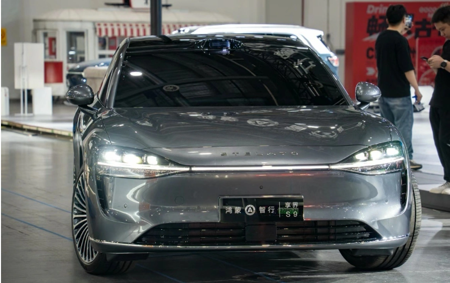 华为鸿蒙智行再添新彩，享界S9黑色与银灰色实车谍照曝光