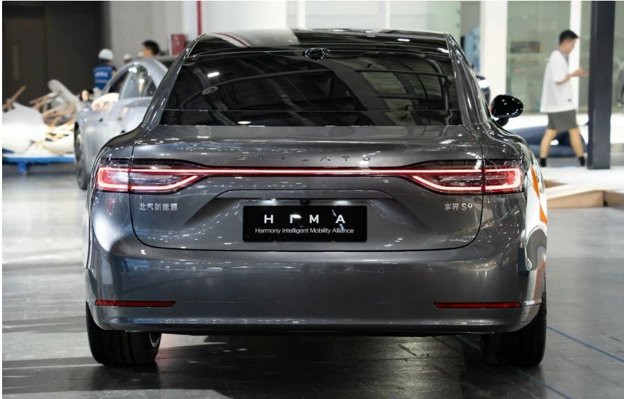 华为鸿蒙智行再添新彩，享界S9黑色与银灰色实车谍照曝光